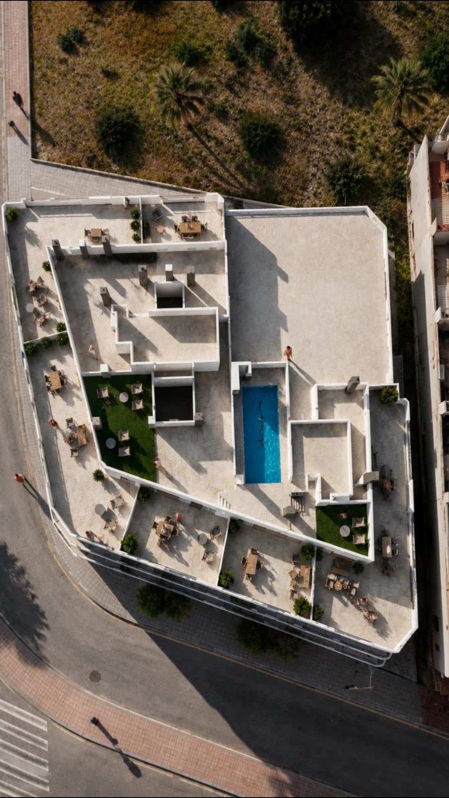 Sea Essence 2 Santa Pola — widok z lotu ptaka na solarium i basen na dachu